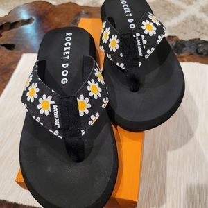 Women's daisy flip flops size 10 new